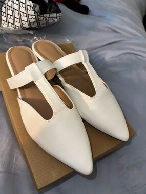 White Pointed Toe Slip-On Women’s Mules NWT